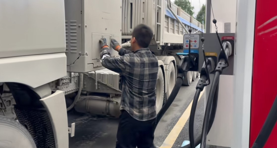 Jin Daily Tech Trivia: Megawatt EV Charging Showdown – Huawei’s 3-Gun Monster